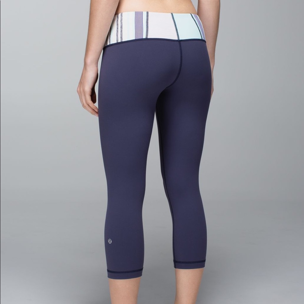 Lululemon Wunder Under Crop *Full-On Luon
Size 6